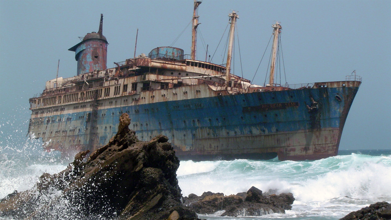 Illustration for article titled 30 Beautifully Haunting Shipwrecks From Around the World